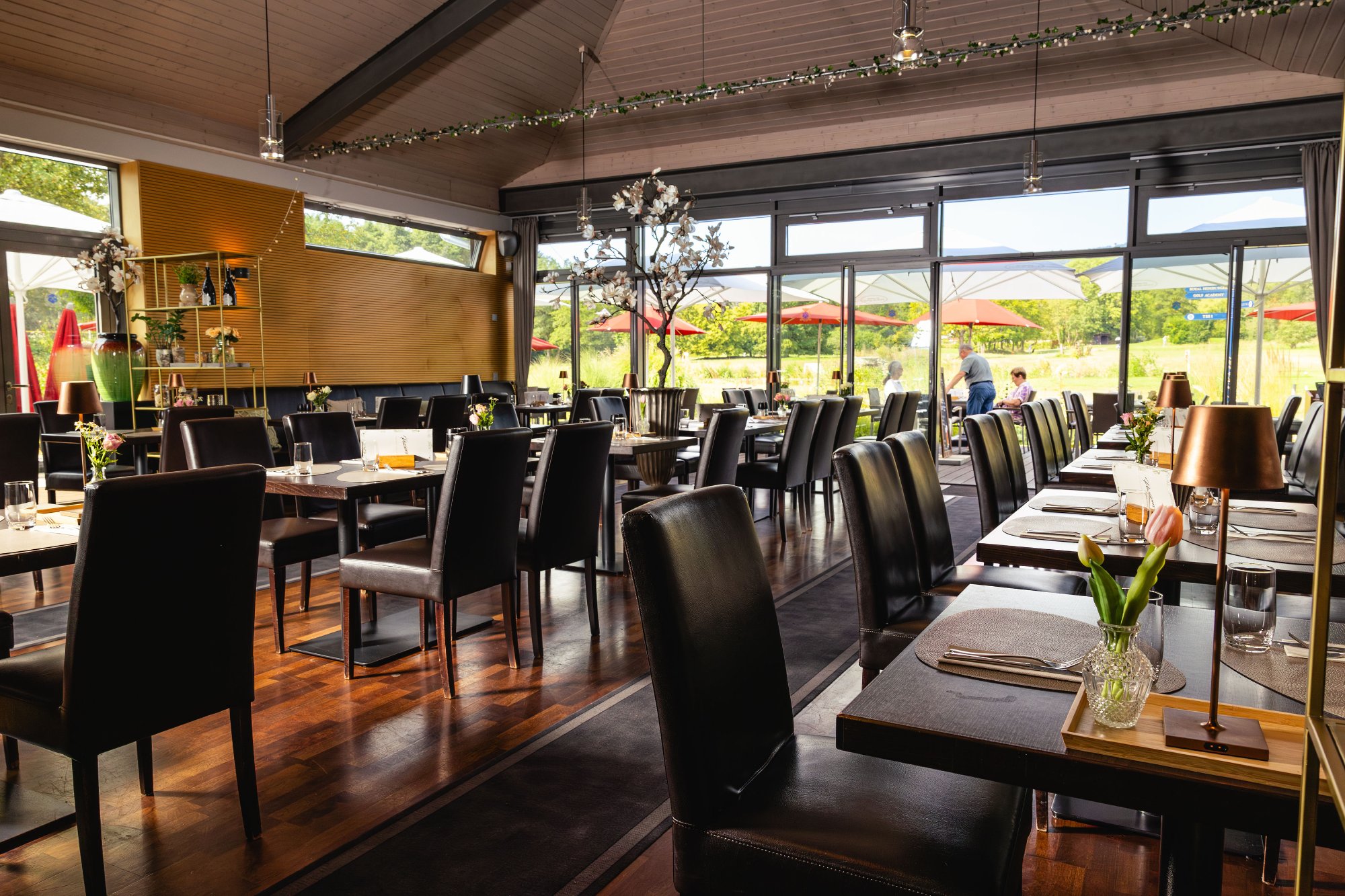 Passions Restaurant Innenraum – Parkett, hohe Decken und Panoramafenster zum Golfplatz